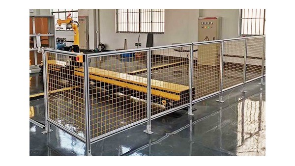 鋁型材圍欄的哪些特點使其適用于工業環境？